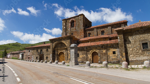 Iglesia Colegiata de Santa María de Arbas photo