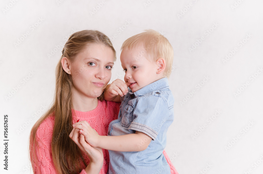 Mum with the son of three-year hold on handle Mum with the son of three-year hold on handle