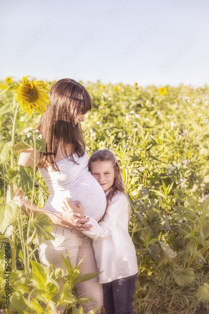 Mutter mit Babybauch und Tochter Mutter mit Babybauch und Tochter