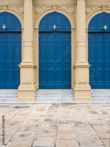 Vintage wall and blue doors © Jiw Ingka