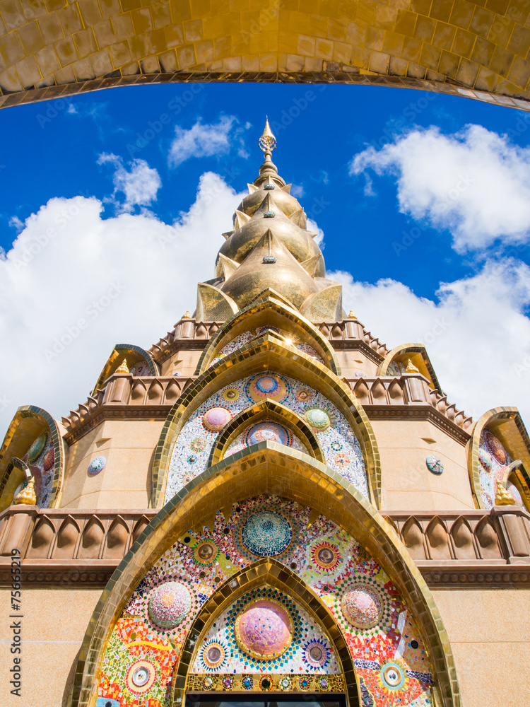 Fototapeta premium Wat Phra Dhat Phasornkaew at Phu tup berk