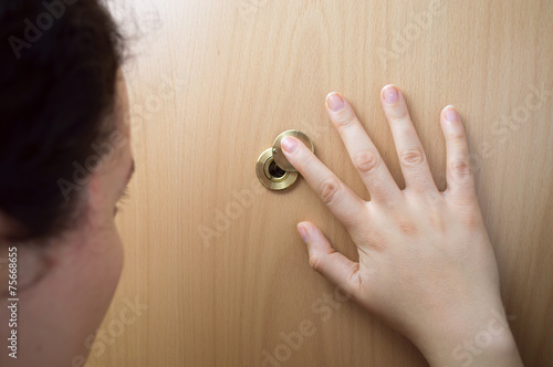 Billede på lærred woman watching by the peep hole