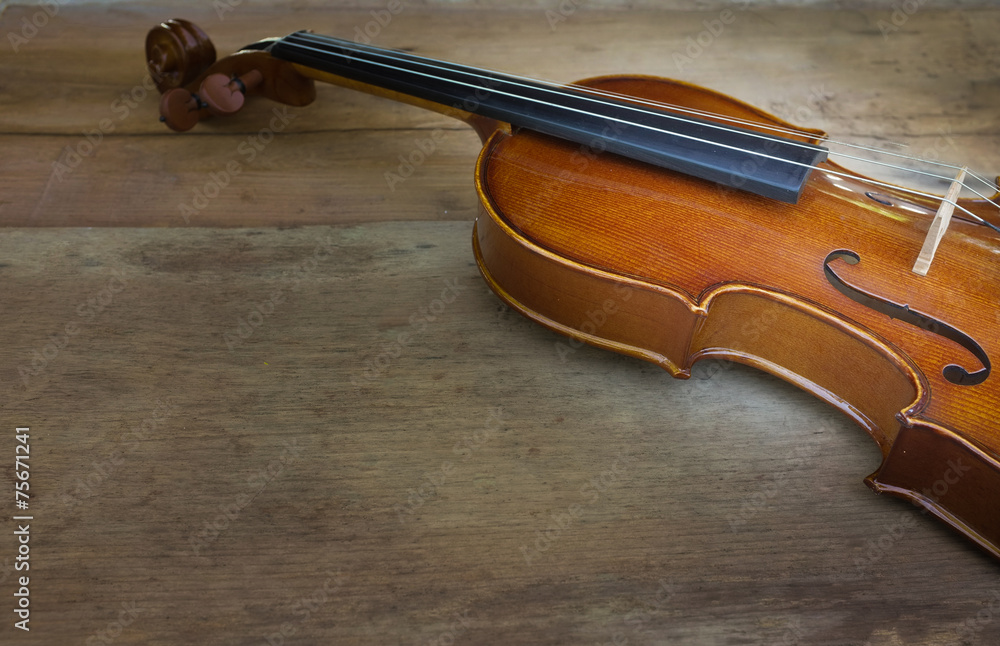 Fototapeta premium Classic violin vintage on wood background