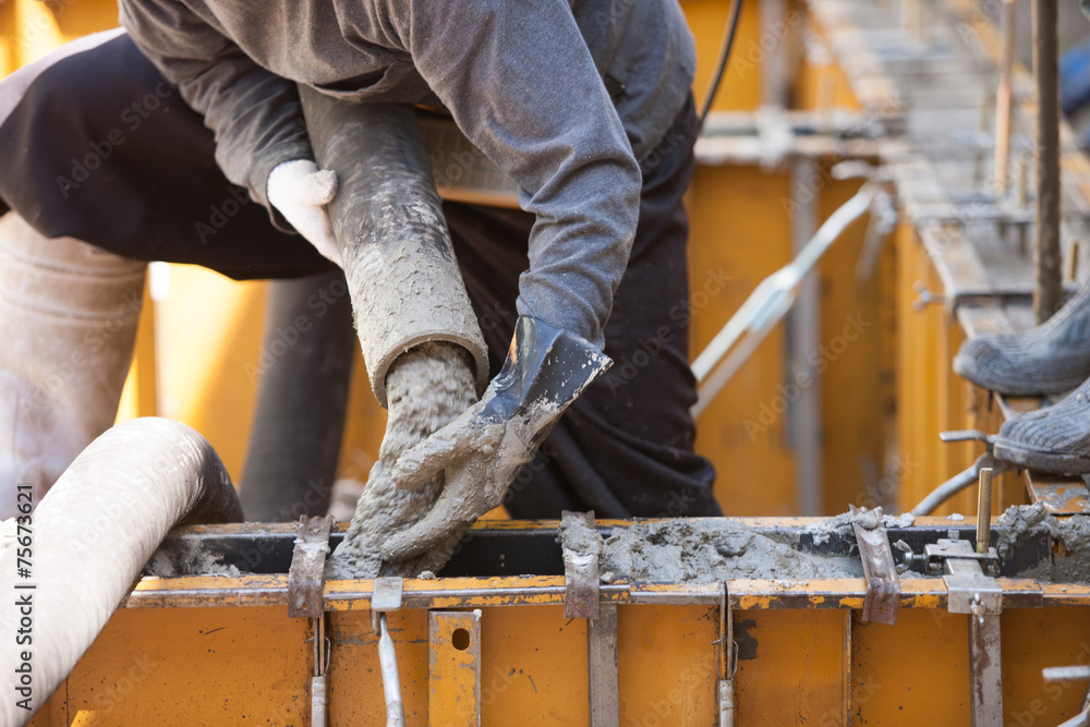 Fototapeta premium 住宅の基礎工事 型枠への生コン打設