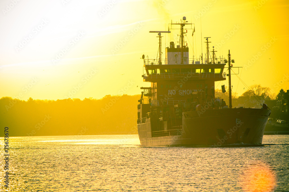 Fototapeta premium Ship at sunset