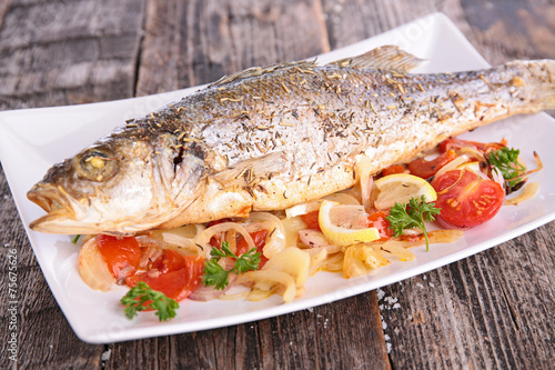 baked fish with tomato and onion