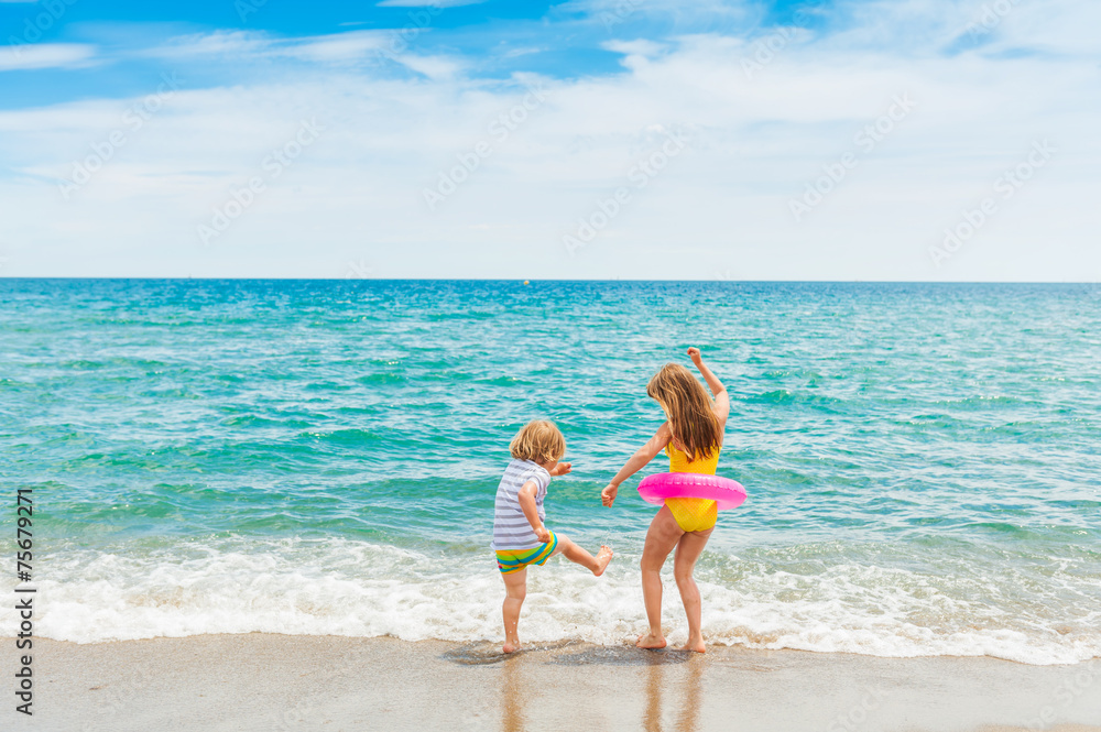 Naklejka premium Two kids having fun on summer vacation
