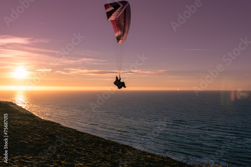 Paraglider im Sonnenuntergang