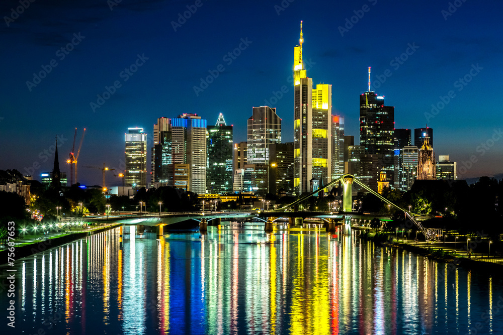 Fototapeta premium Frankfurt nad Menem podczas zachodu słońca