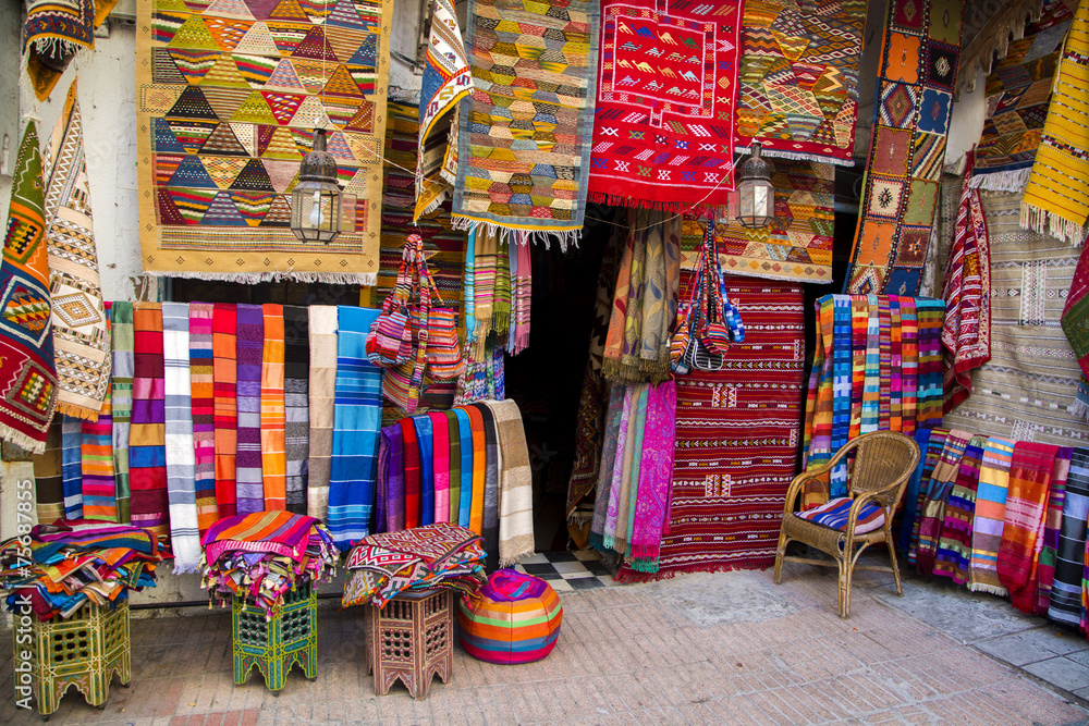 Obraz premium Kolorowe tkaniny na rynku Agadir w Maroku