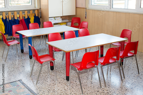 Foto classroom nursery with chairs and desks for children