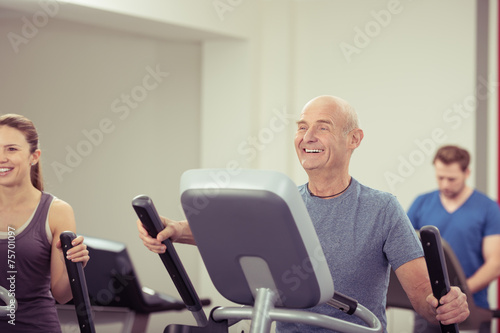 älterer mann trainiert im fitnessclub photo