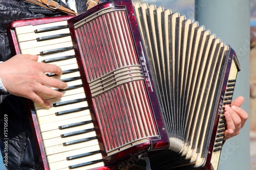 playing accordeon