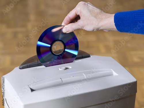 Paper and CD shredder
