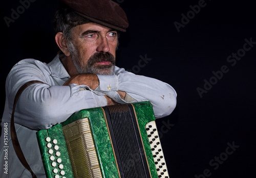 Canvastavla Portrait of an old country man with button accordion