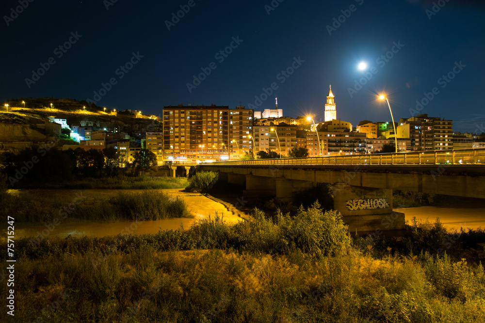 Vista nocturna del río Cinca en Fraga, Huesca