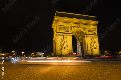 Arch of Triumph of the Star  in Paris (France) at night © krivinis