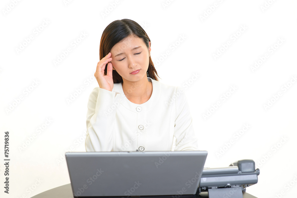 頭痛を訴えるOL 頭痛を訴えるOL