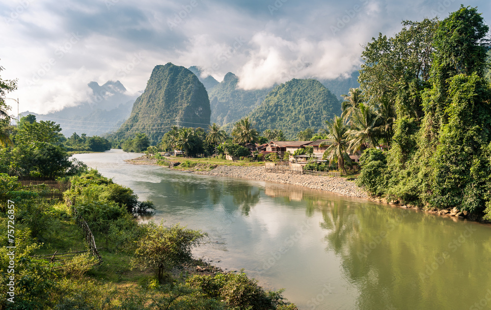 Fototapeta Krajobraz Nam Pieśniowa rzeka przy Vang Vieng, 