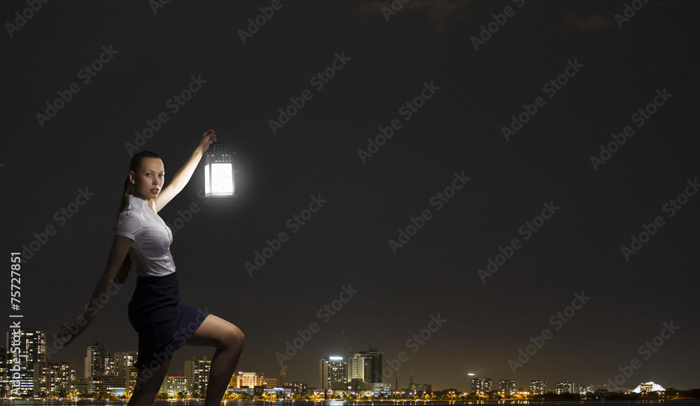 Obraz premium Businesswoman with lantern