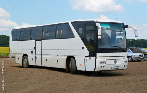 Междугородний экскурсионный автобус на проселочной дороге