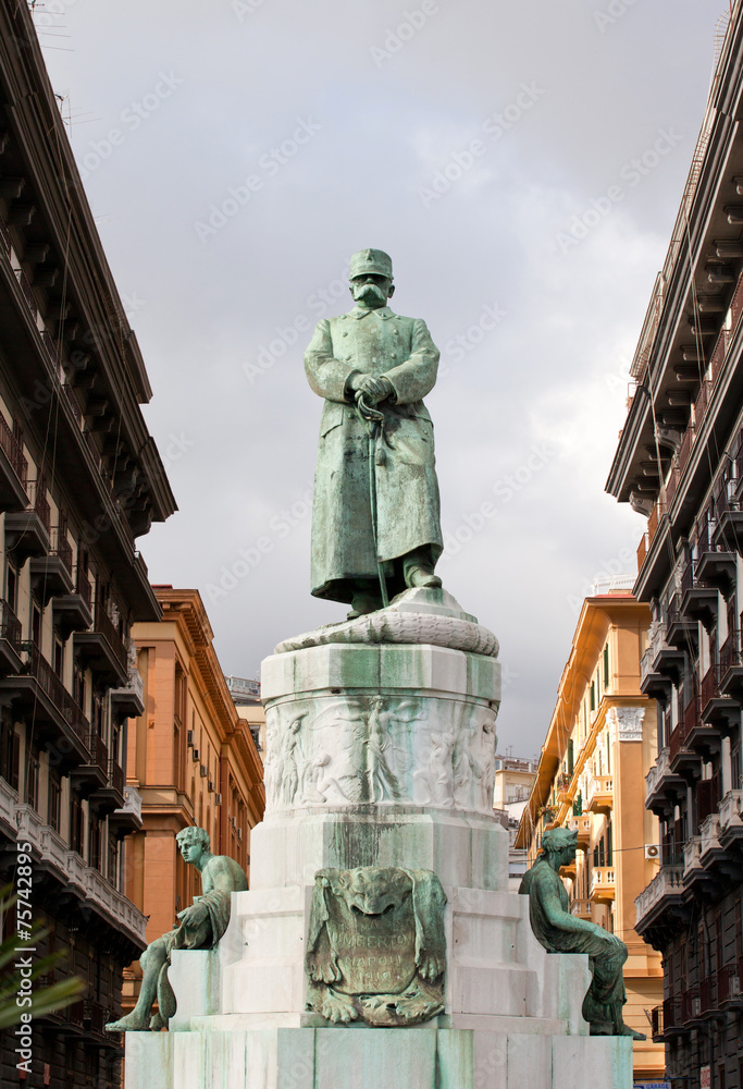 Statue ov Umberto I in Naples