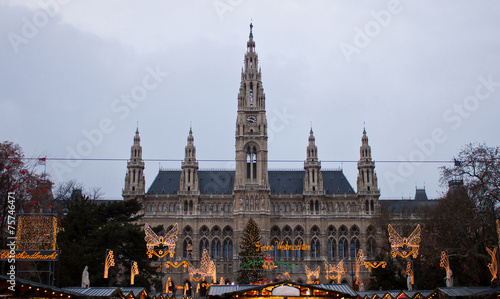 The Vienna City Hall (Rathaus) with Christmas Market © norbel