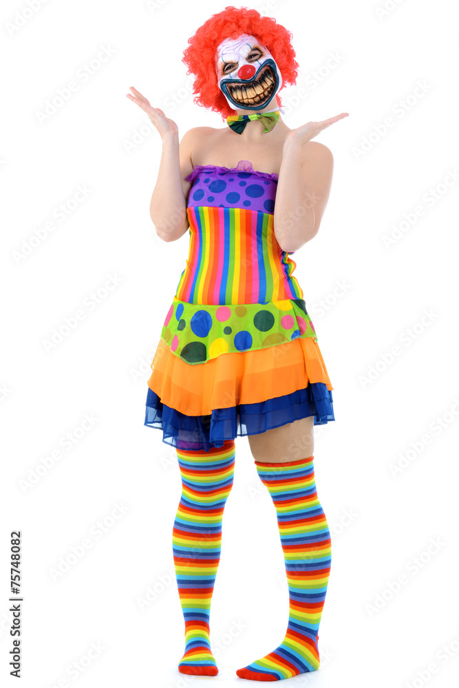 Clown in Kostüm trägt Horrormaske Clown in Kostüm trägt Horrormaske