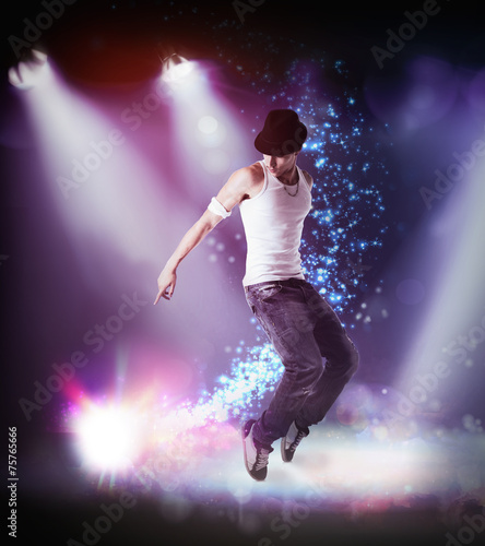 Man in a hat hip hop dancing on a stage © theartofphoto