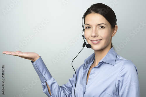 Lächelnde Frau macht Telemarketing photo