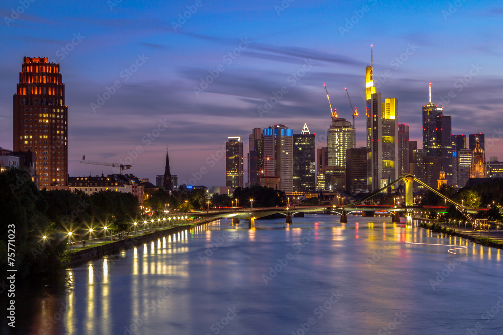 Obraz premium Night view on the Frankfurt skyline