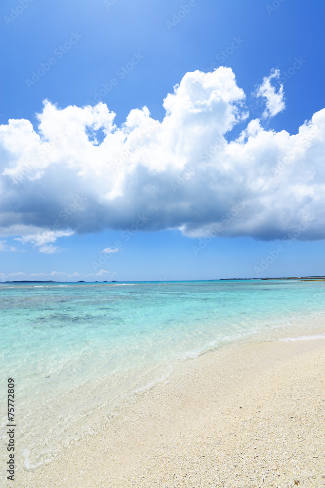 Fototapeta premium 野甫島の美しい珊瑚の海と夏空