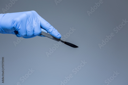 Canvas Print Surgeon hand with a scalpel