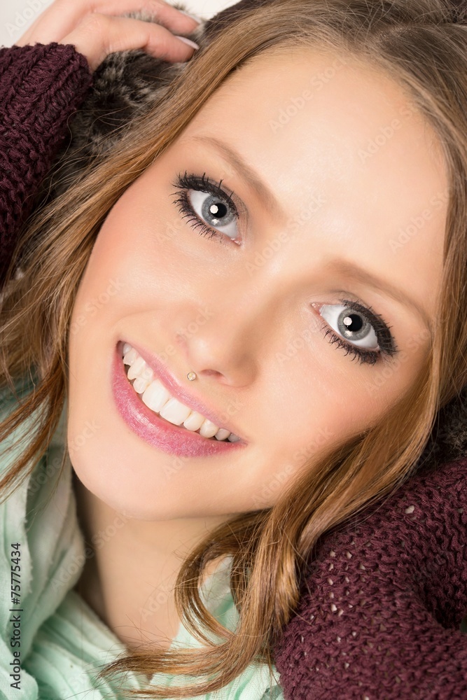 Portrait einer Frau mit brünetten Haaren Portrait einer Frau mit brünetten Haaren