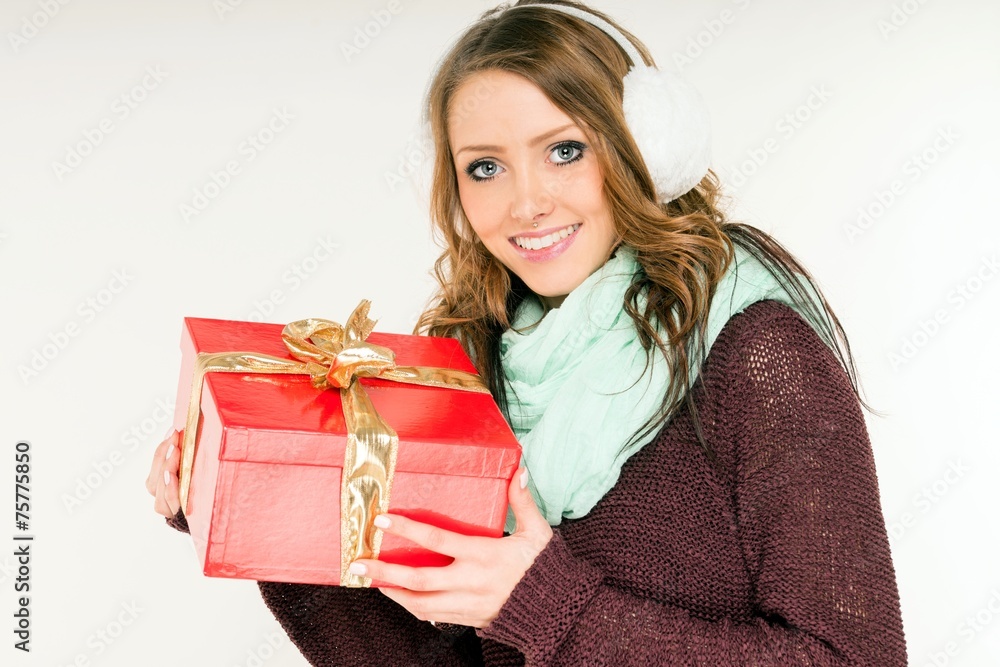junge Frau mit Geschenk junge Frau mit Geschenk