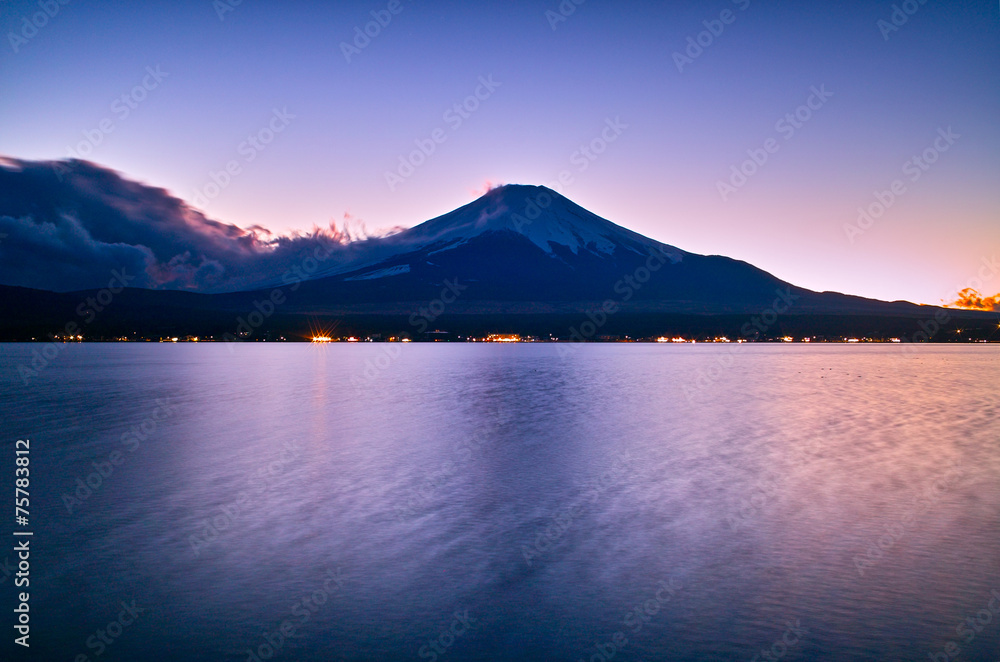 山中湖と富士山の夜景