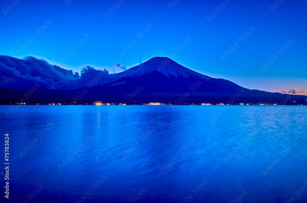 山中湖と富士山の夜景