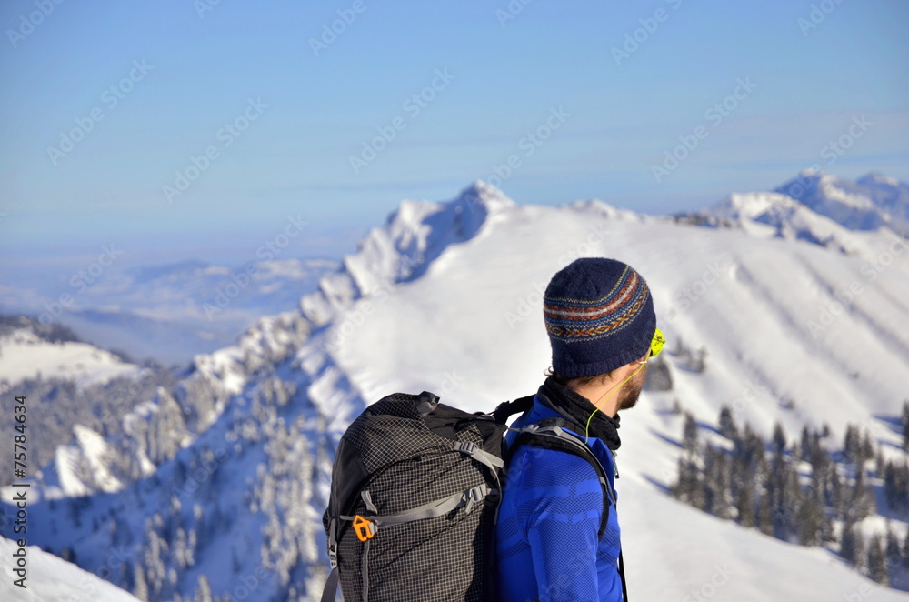 Bergsteiger mit Rucksack im Winter