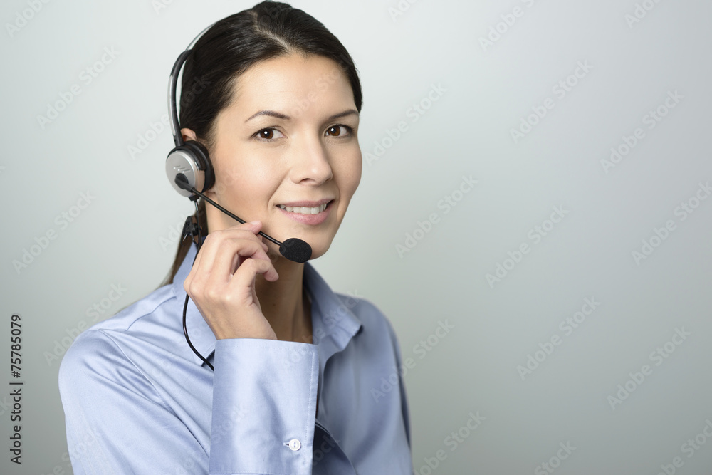 Attraktive Callcenter Mitarbeiterin mit einem Headset Attraktive Callcenter Mitarbeiterin mit einem Headset