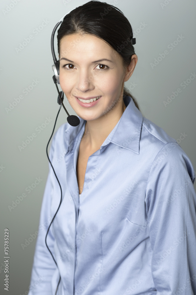 Attraktive Callcenter Mitarbeiterin mit einem Headset Attraktive Callcenter Mitarbeiterin mit einem Headset