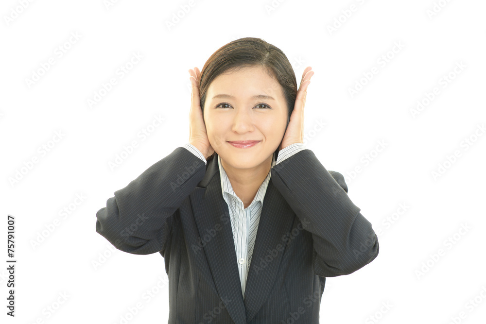 耳を押さえる女性