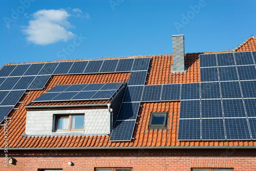 Solarzellen auf einem älteren Haus