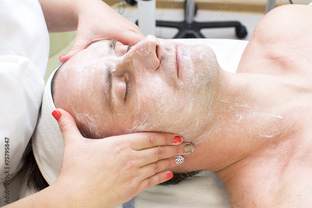 Naklejka premium man in a beauty salon facial and massage