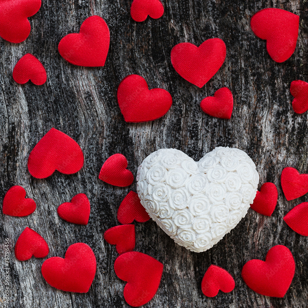Obraz premium Valentine day wood background with white and red hearts