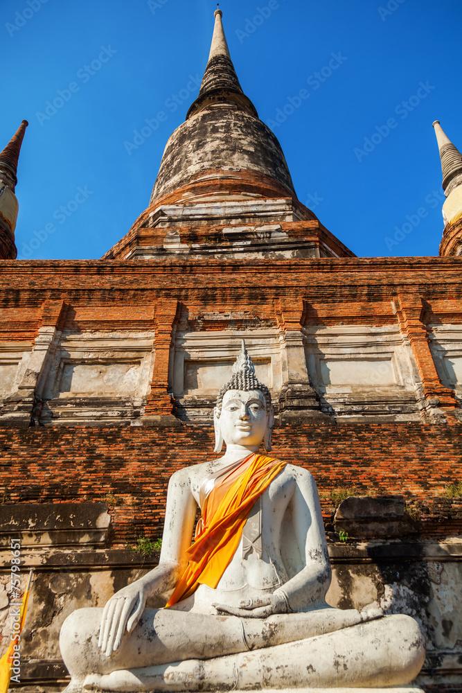 Fototapeta premium Buddhastatue am Tempel Wat Yai Chai Mongkon in Ayutthaya
