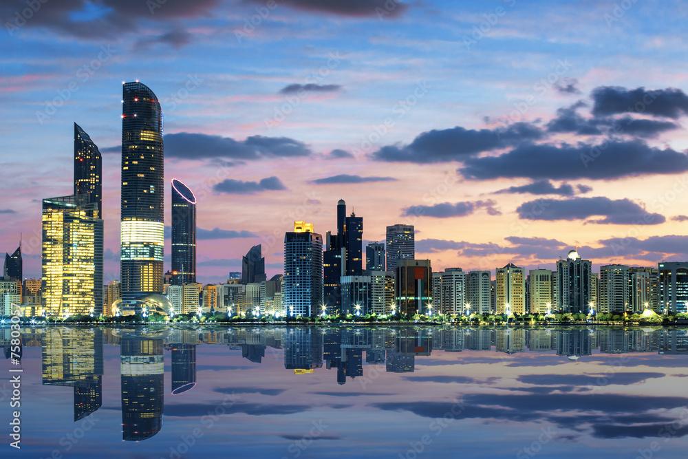 Naklejka premium Widok na panoramę Abu Dhabi o zachodzie słońca