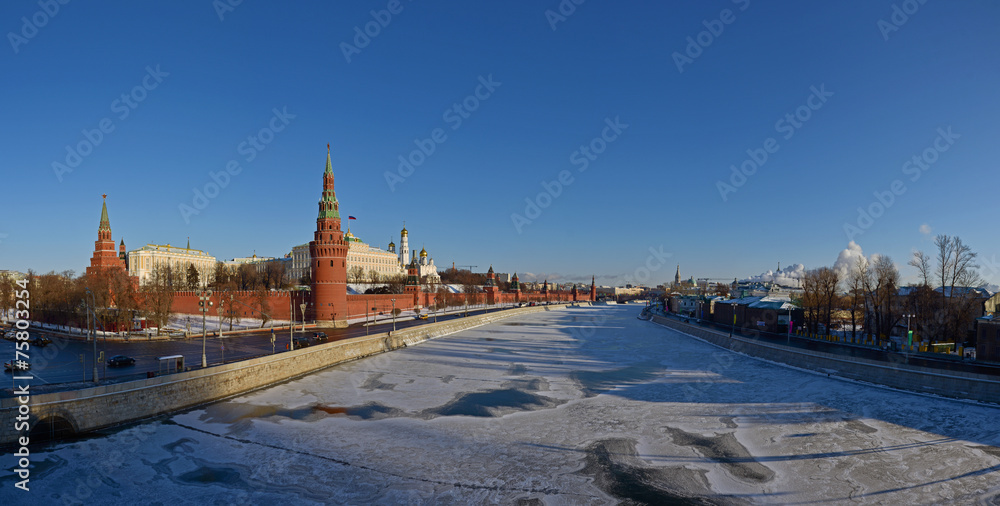 Obraz premium Panorama der zugefrorenen Moskwa mit Kreml