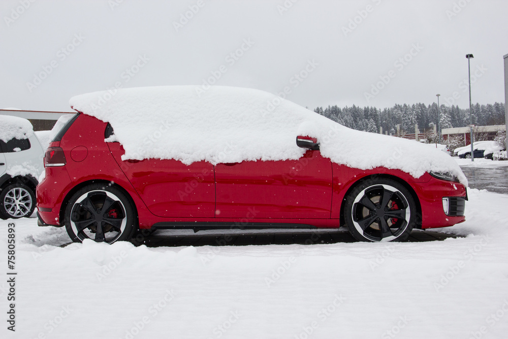 Auto mit Schnee rot