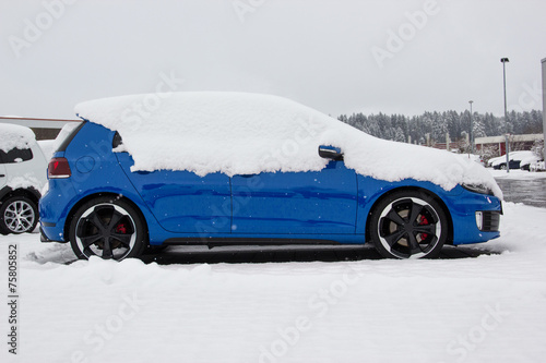 Auto mit Schnee blau