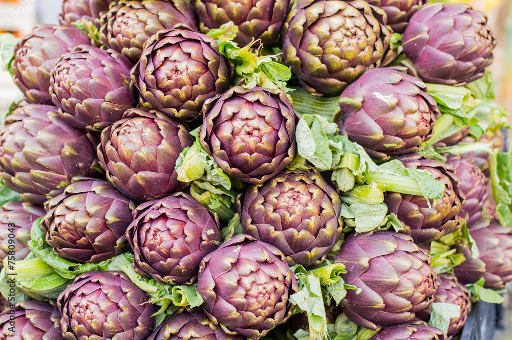 Fototapeta premium artichokes in bouquet